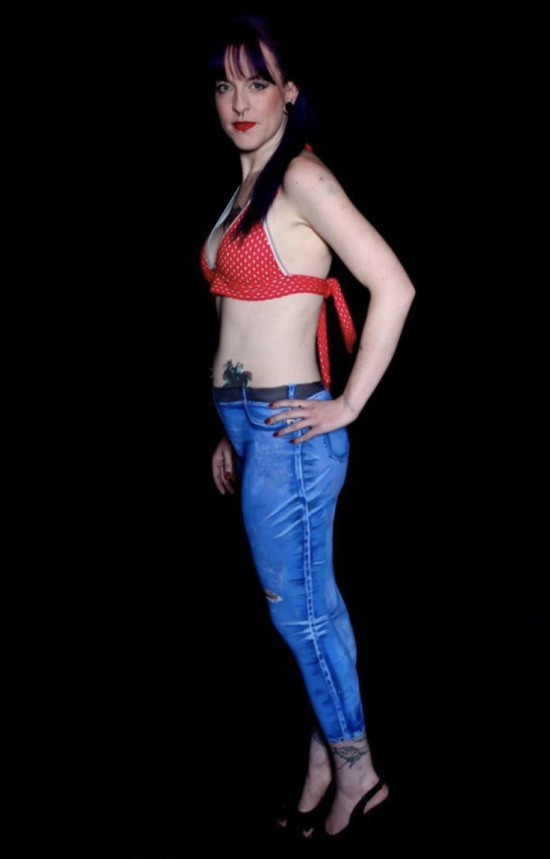 Main image for Donna goes Dutch to brush up on body painting skills...