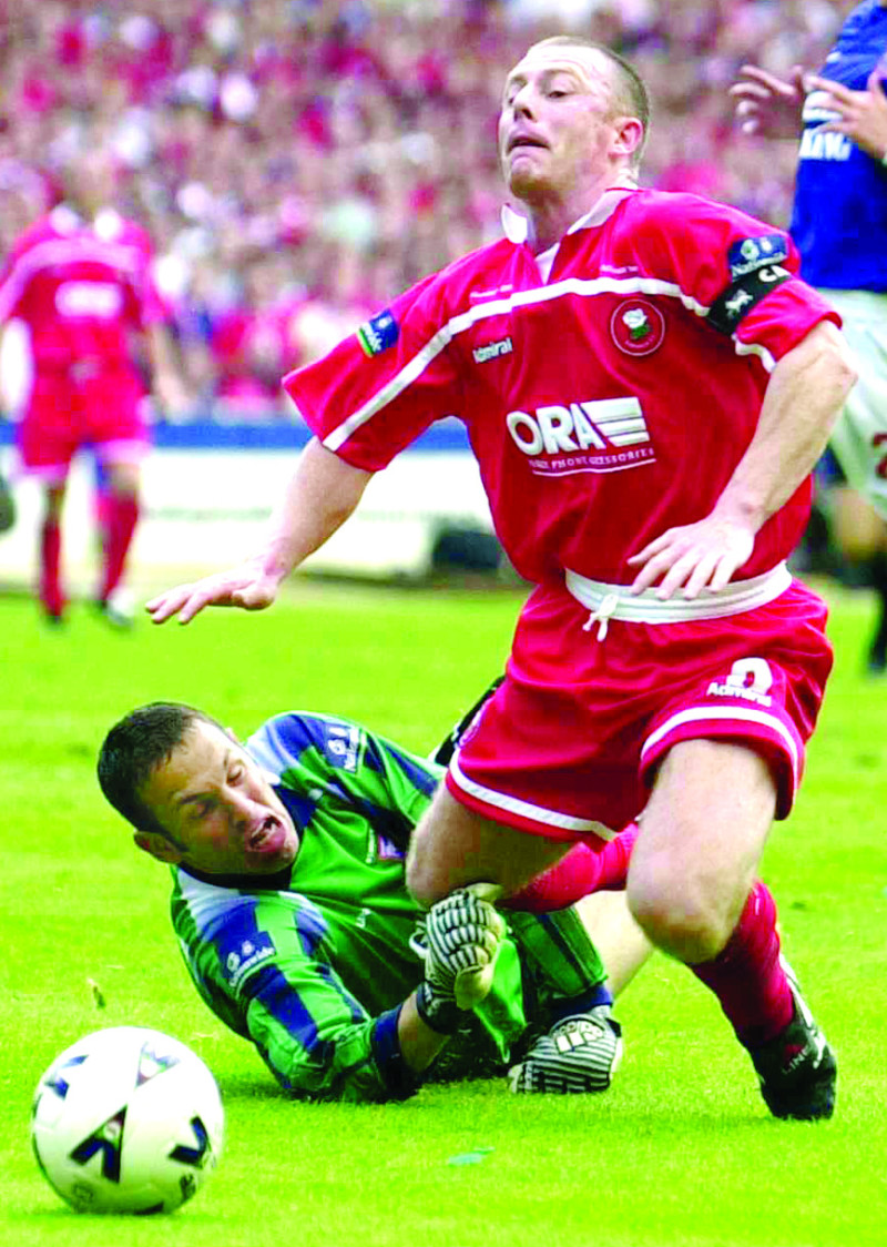 Main image for Stars of 2000 team hope current Reds break record and go up