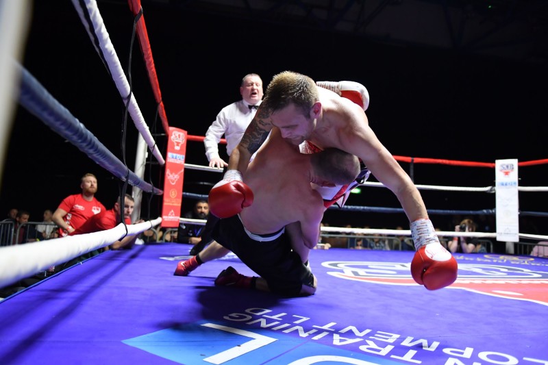Main image for Boxing bouncer Andy set to fight for British title at o2
