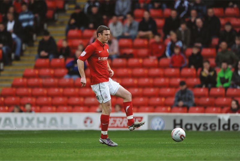 Main image for Ex-Red Collins dies aged 32