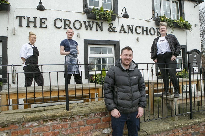 Main image for Revellers drink to pubs’ reopenings