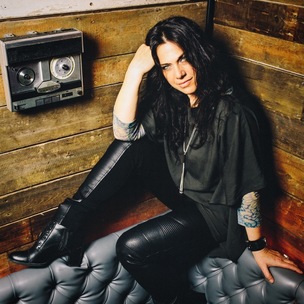 VISIT: Chart-topping singer-songwriter Sari Schorr.