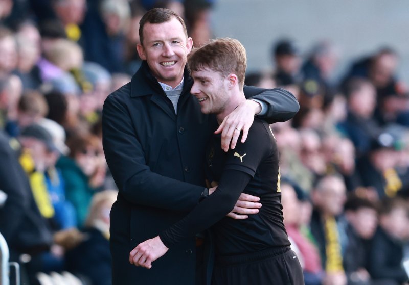Main image for Collins thrilled with record and takes sack chants 'on shoulders'
