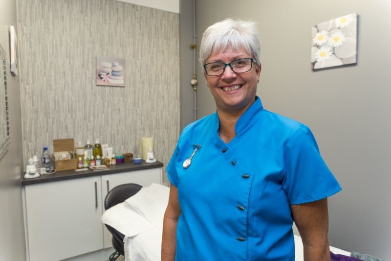 Main image for Cancer sufferer Lorraine still fighting in business