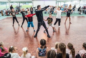By George! Dancer shows off his moves Image