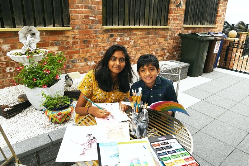 Main image for Sibling artists raise cash for charity