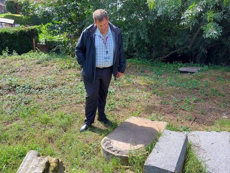 Main image for Makeover for forgotten churchyard