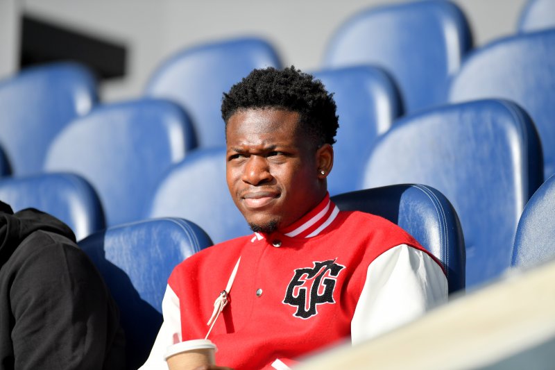 Main image for Oulare has visa but not yet fit while Iseka’s wait goes on