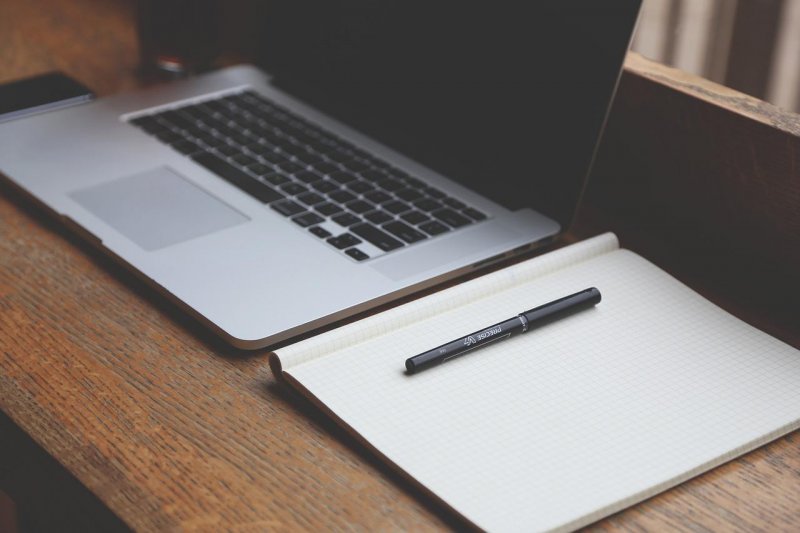 https://pixabay.com/photos/desk-laptop-notebook-pen-workspace-593327/