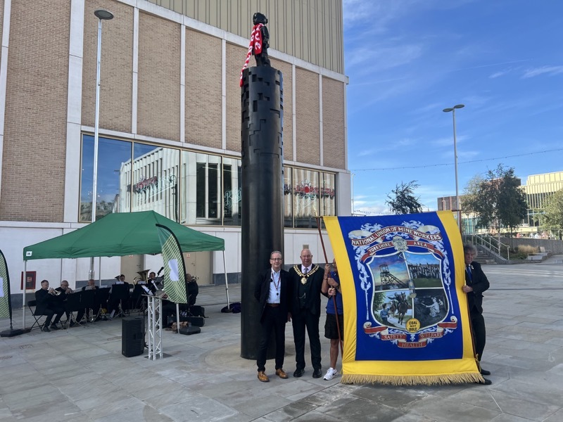 UNVEILING: Council leader Sir Steve Houghton with Mayor of Barnsley Dave Leech.