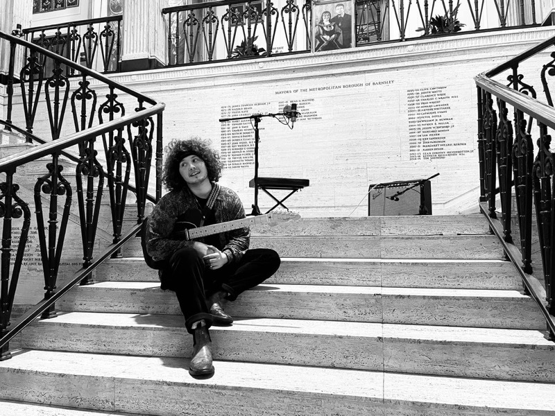 Main image for Singer Tom bags top award