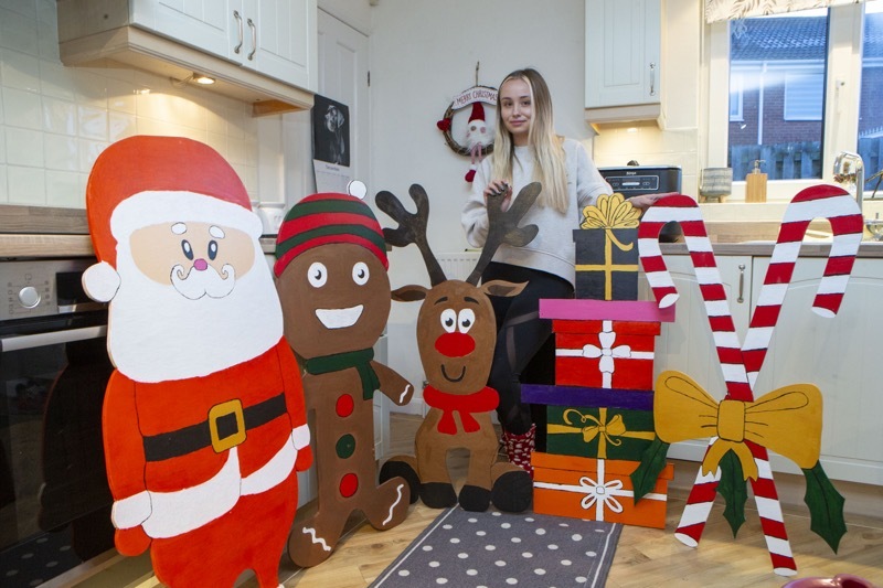 Main image for Teen spreads Christmas cheer...
