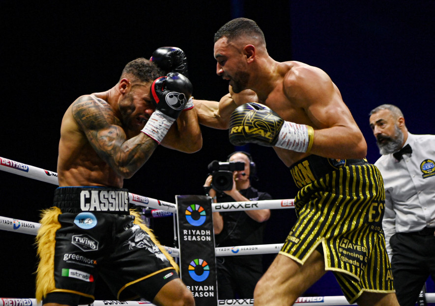 Main image for Simpson loses titles and unbeaten record