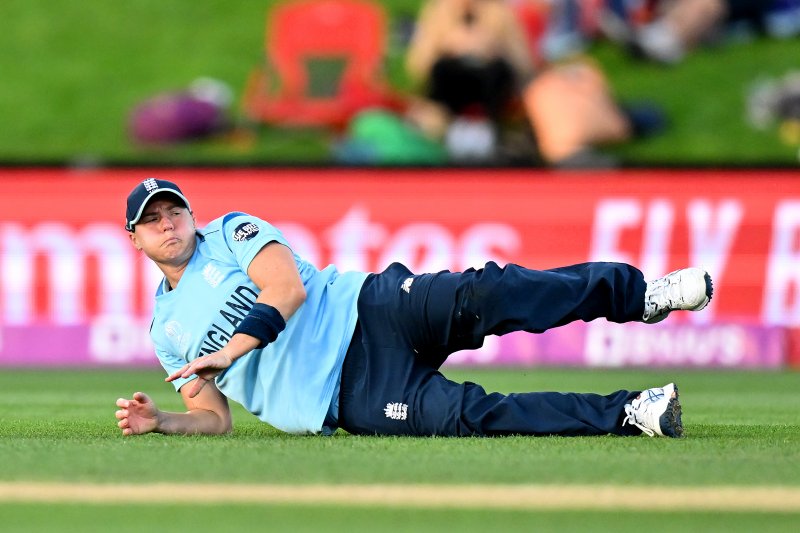 Main image for Brunt helps England into World Cup semi-final