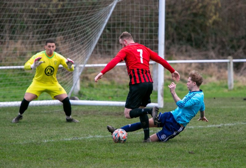 Main image for Scrivens brace hands title hopefuls Dodworth win