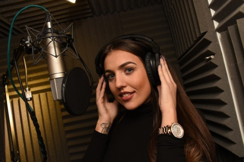 Main image for Singer hoping to be top of the pops