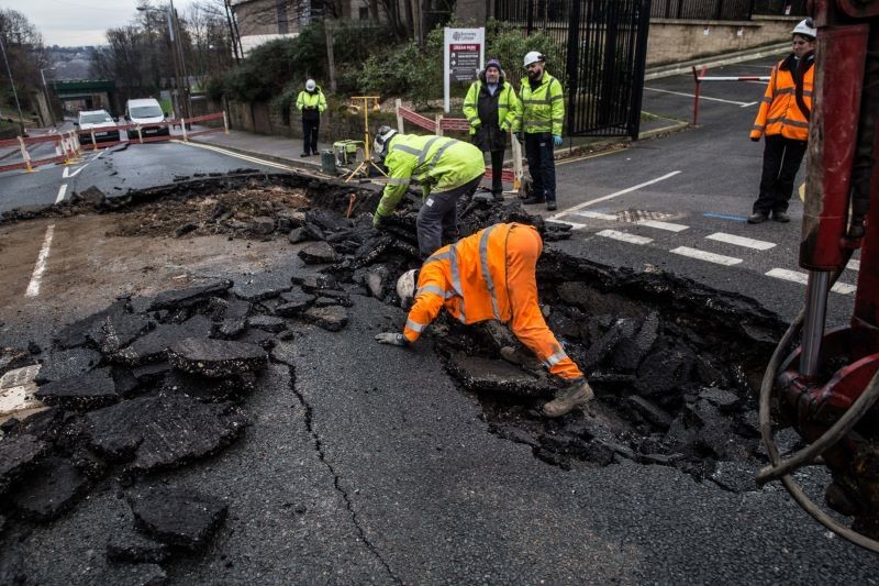 Main image for Burst main causes traffic chaos