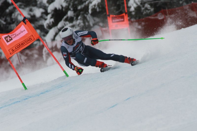 Main image for Ski star Elliott to take on world