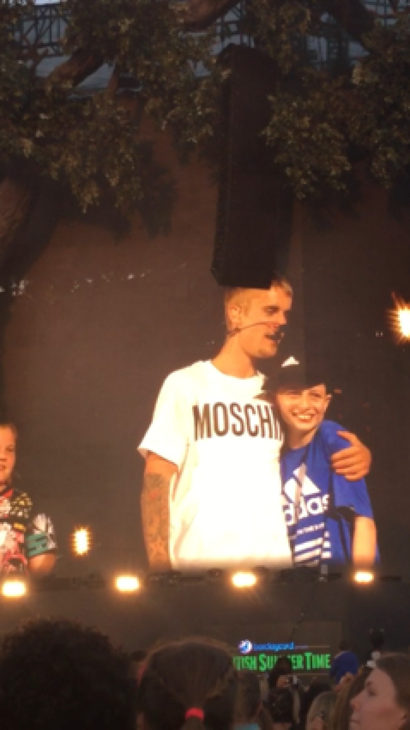 Main image for Dancer performs alongside Justin Bieber