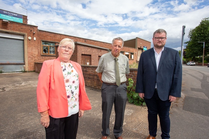 Councillors Higginbottom, Frost and Eastwood  visited the site on Hemingfiled Road, Wombwell Picture Shaun Colborn PD094273