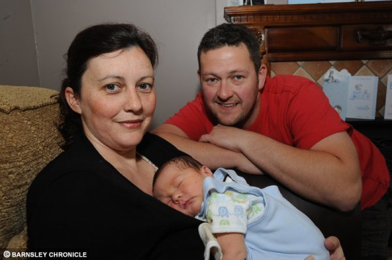 Main image for Dad takes speedy delivery of baby in hospital car park