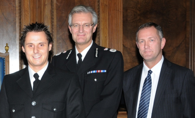 Main image for Award for police officer who tackled shotgun man