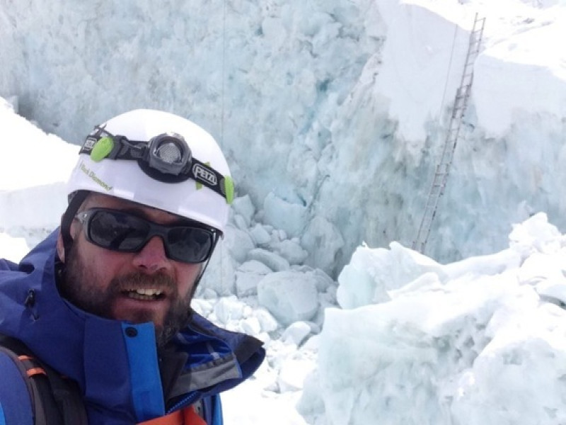 Main image for Everest hero plans to take on mountain again