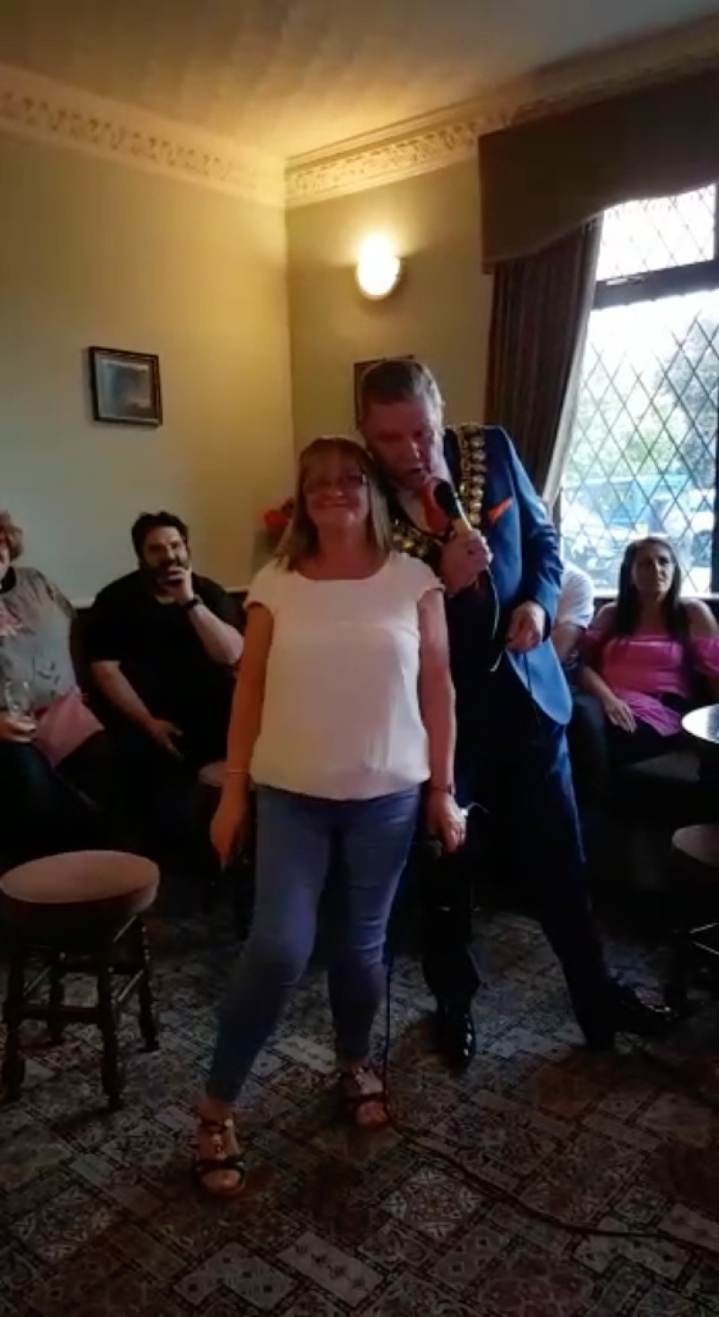 Main image for VIDEO: Singing mayor Steve steals the show