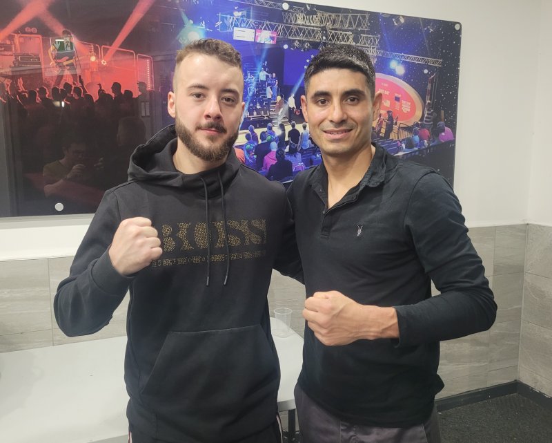 Dempsey Wale with opponent Ramiro Garcia Lopez.