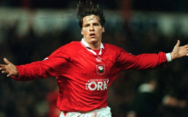 Main image for Barnard hopes local club Reading lose at Oakwell for 1st time since his ‘98 free-kick