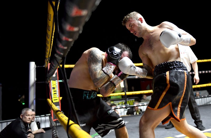 Dempsey Wale vs Luke Fash, Barnsley Metrodome (Pictures: Keith Turner)