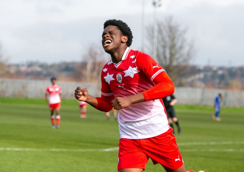 Main image for Under 18s stay in title hunt with victory over Cardiff