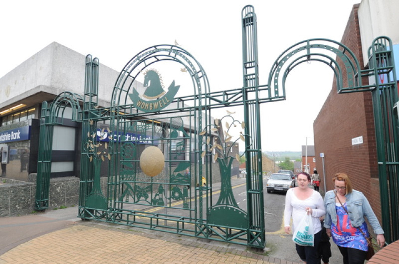 Main image for Thieves use metal archway as climbing frame