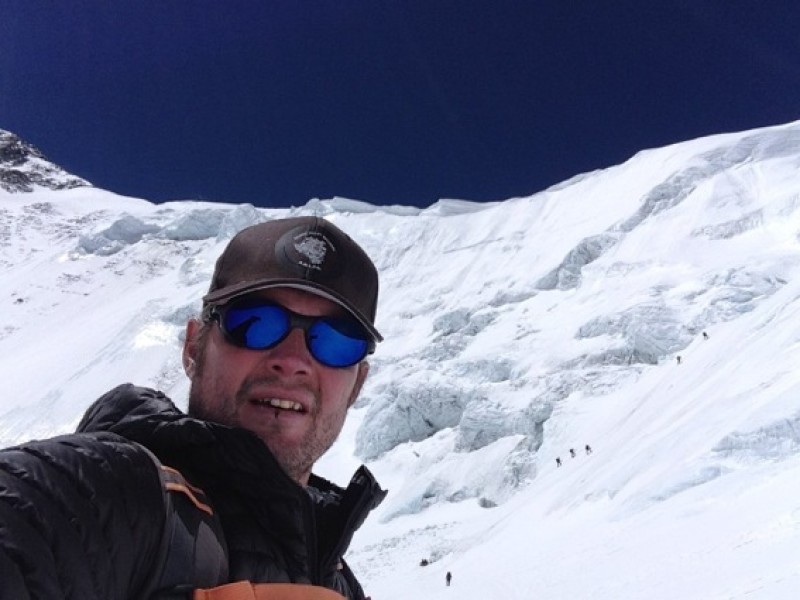 Main image for Heartbroken Les forced to abandon Everest climb