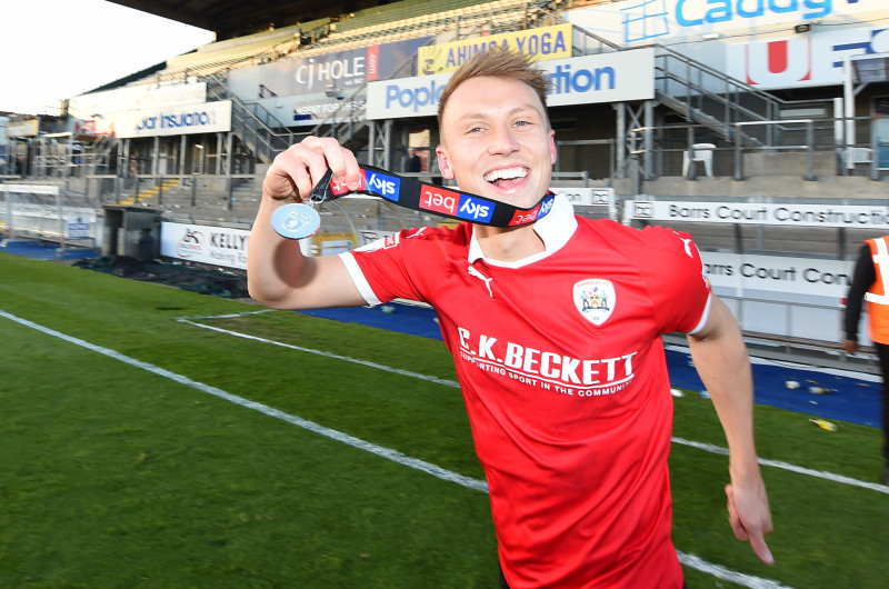Main image for Star striker Woodrow extends contract 