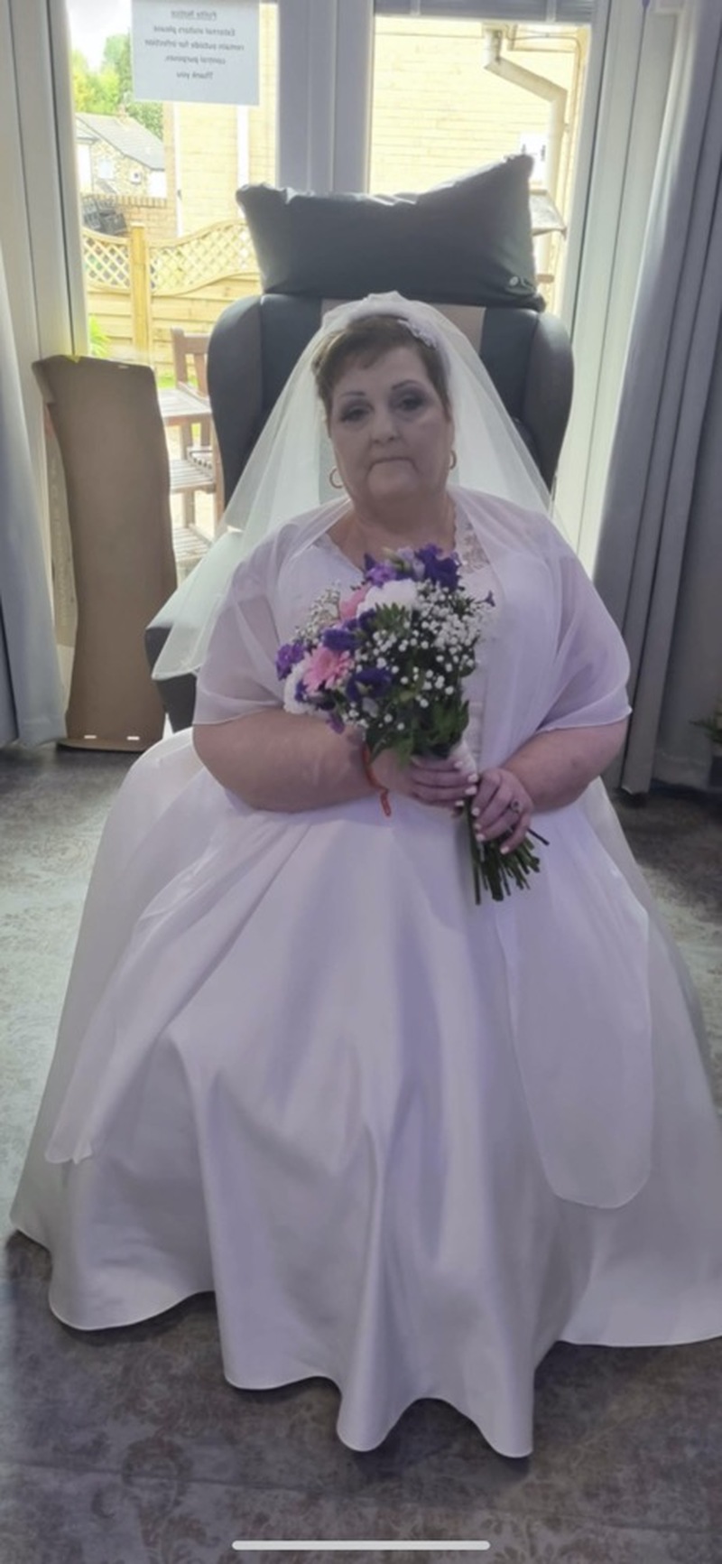 Main image for Terminally ill Cheryl marries long-term partner at hospice