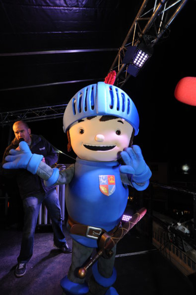 Main image for 4,000 pack into town centre to see lights go on