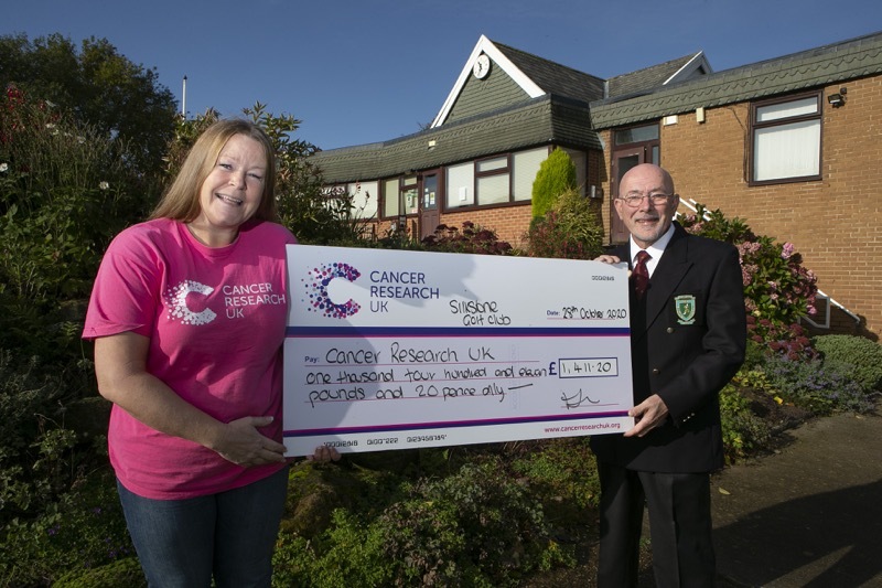 Main image for Golfer donates cash to charity