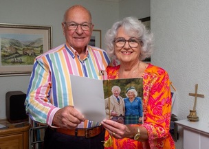 HAPPY DIAMOND WEDDING: Geoff and Laraine Parkin with a card from the King.