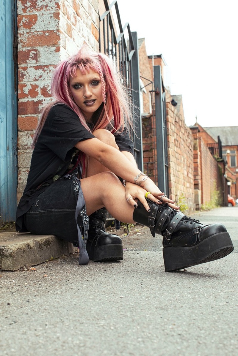 Main image for Barnsley singer sets off on national tour